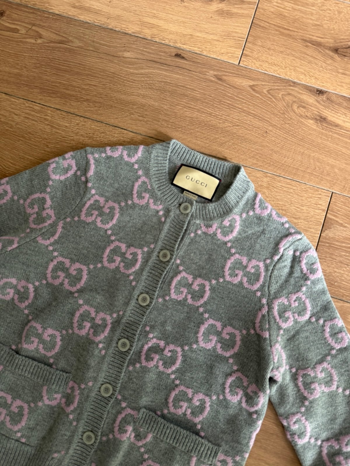 Gucci Vestje Grijs met Roze Monogram, Kinderen en Baby's, Kinderkleding | Overige, Ophalen of Verzenden, Zo goed als nieuw, Jongen of Meisje