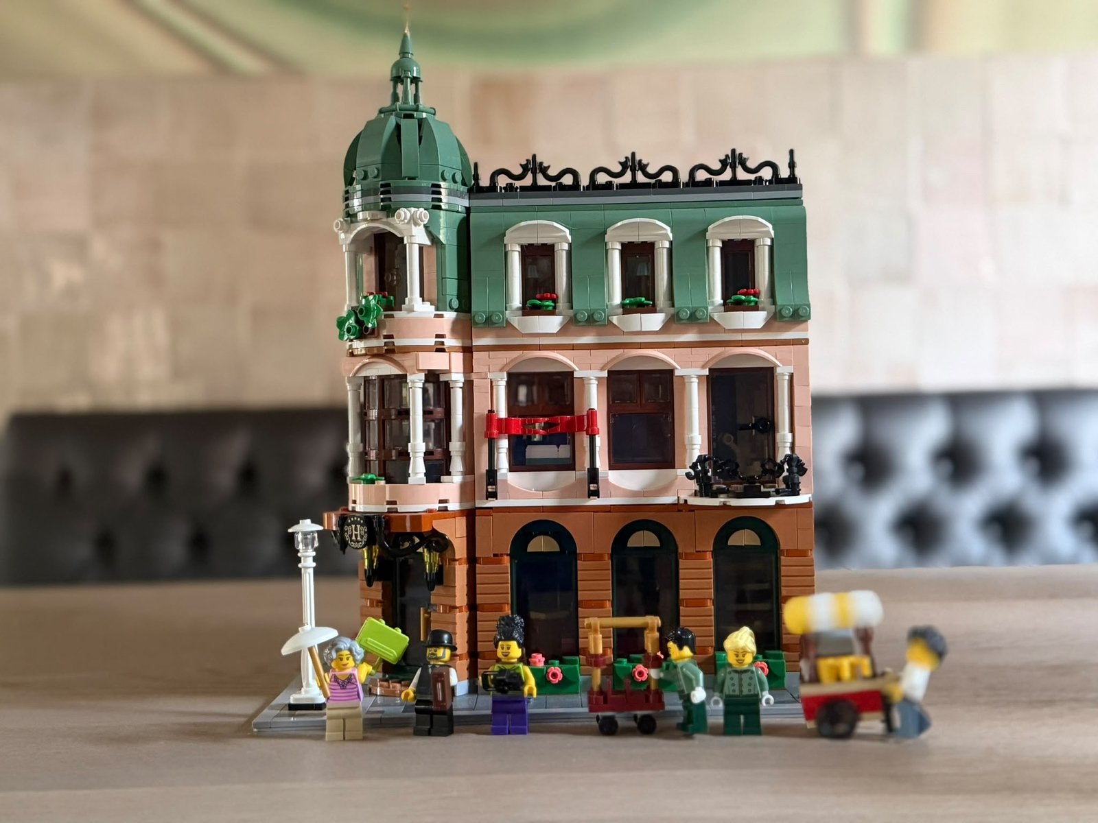 LEGO Icons 10297 Boutique Hotel, Ophalen of Verzenden, Zo goed als nieuw