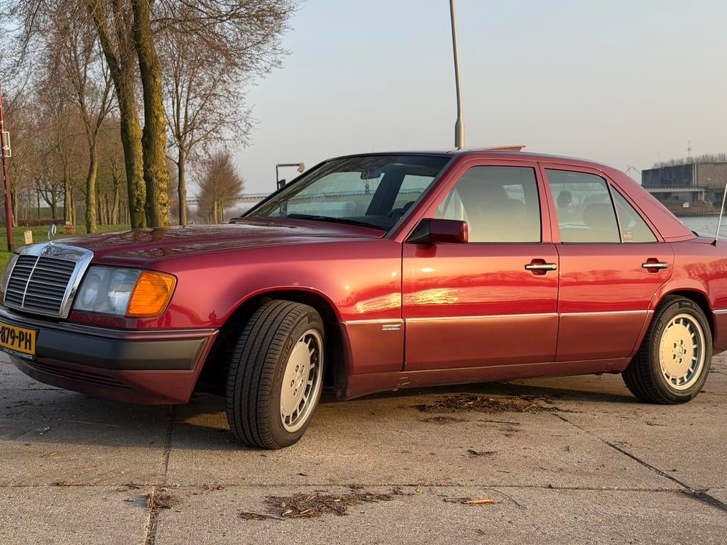 Mercedes-Benz W124 230E 1992 Rood, Auto's, 4 cilinders, 635 kg, Leder en Stof, 2299 cc
