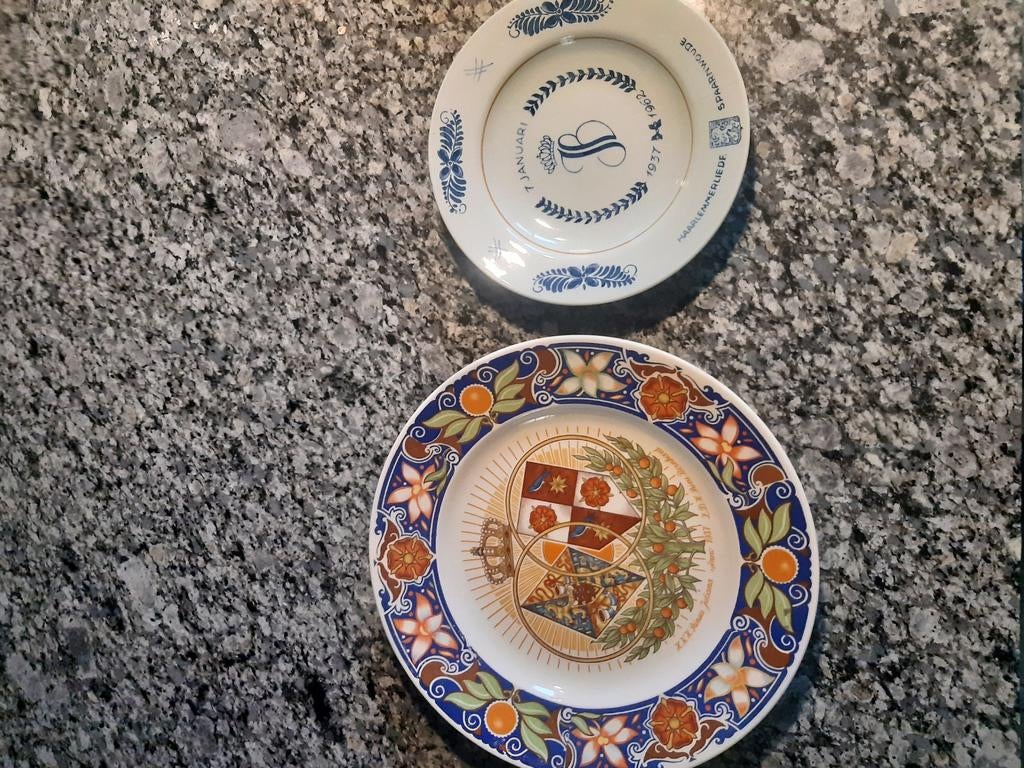 Twee brocante wandborden t.g.v.huwelijk Juliana en Bernhard, Verzamelen, Koninklijk Huis en Royalty, Ophalen of Verzenden, Gebruikt