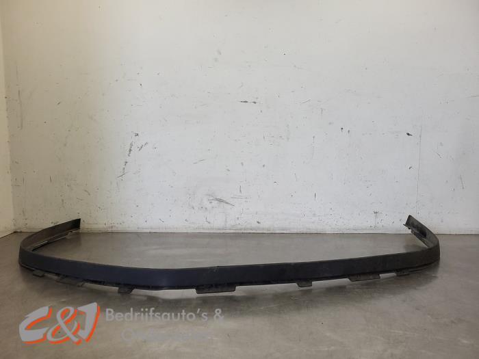 Spoiler voorbumper van een Opel Vivaro (L193)