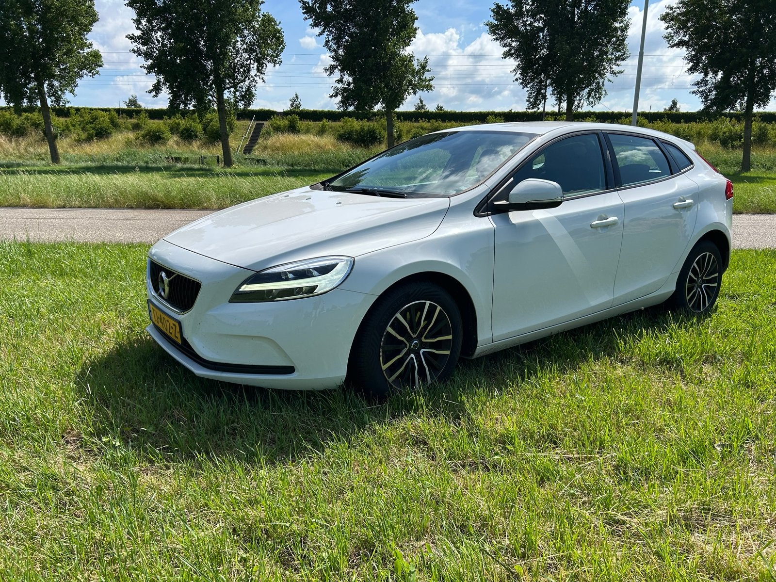 Volvo V40 1.5 T2 122PK Geartronic 2018 Wit, 1498 cc, 700 kg, Bedrijf, V40