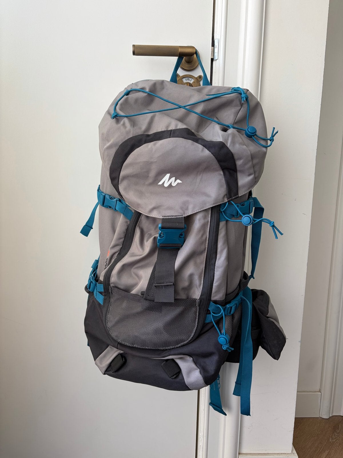 Quechua Trekking Rugzak 40-70L met Regenhoes, Sieraden, Tassen en Uiterlijk, Overige merken, 25 tot 40 cm, Ophalen of Verzenden