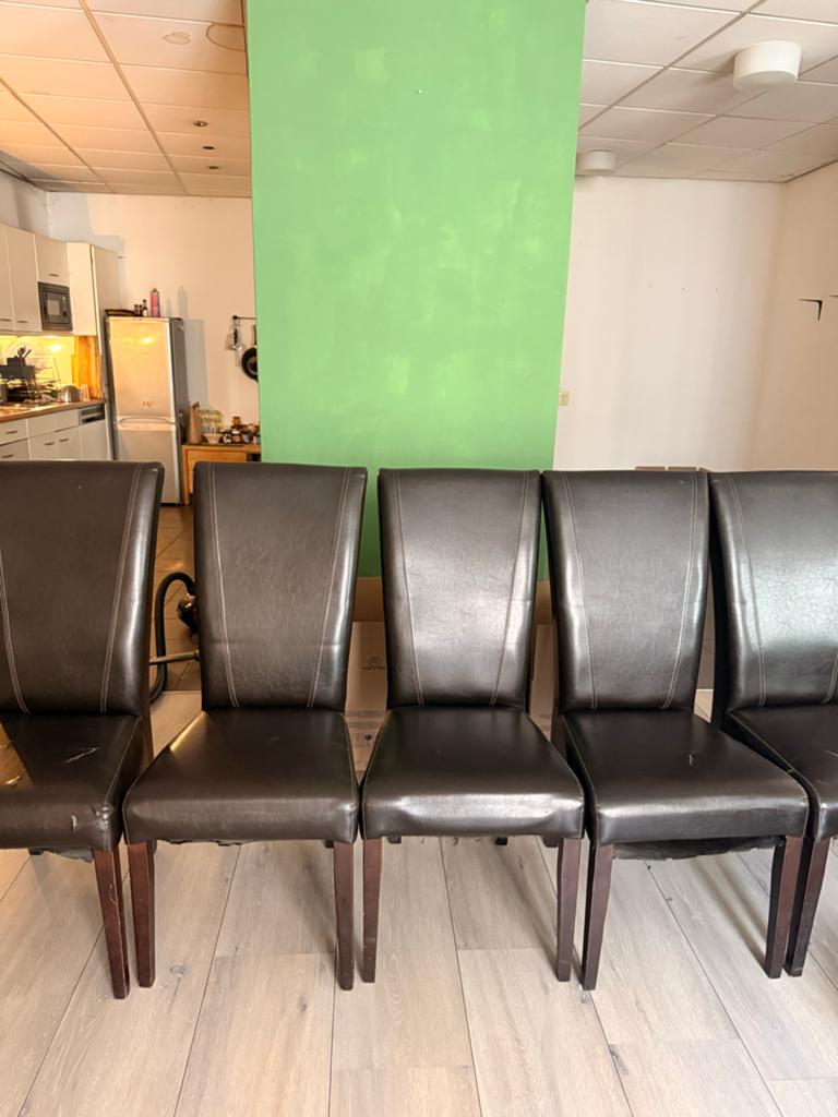 Gratis eettafel stoelen (5 stuks) wegens verhuizing, Huis en Inrichting, Stoelen, Ophalen, Gebruikt, Bruin, Leer