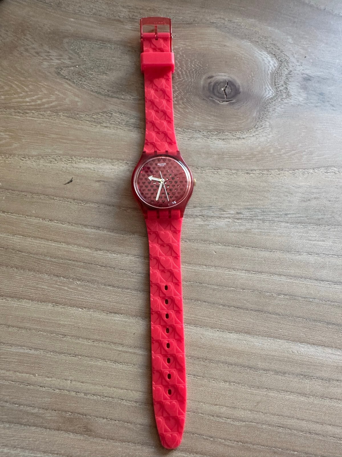 Prachtig Swatch horloge uit de Love in Scarlet lijn, Kunststof, Gebruikt, Polshorloge, Ophalen of Verzenden