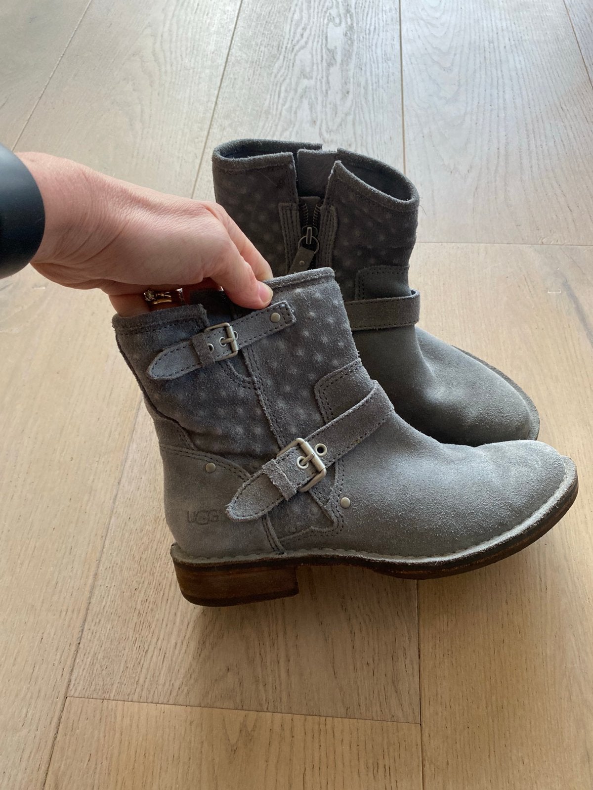 Ugg 38 nieuwstaat, Lage of Enkellaarzen, Ophalen of Verzenden, Zo goed als nieuw, Grijs