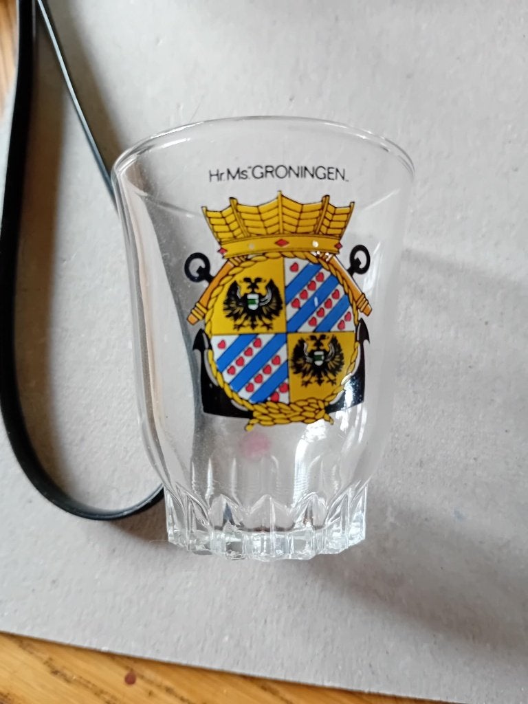 Koninklijke Marine borrelglas schip Hr.Ms.Groningen + wapen, Ophalen of Verzenden, Landmacht, Nederland, Embleem of Badge