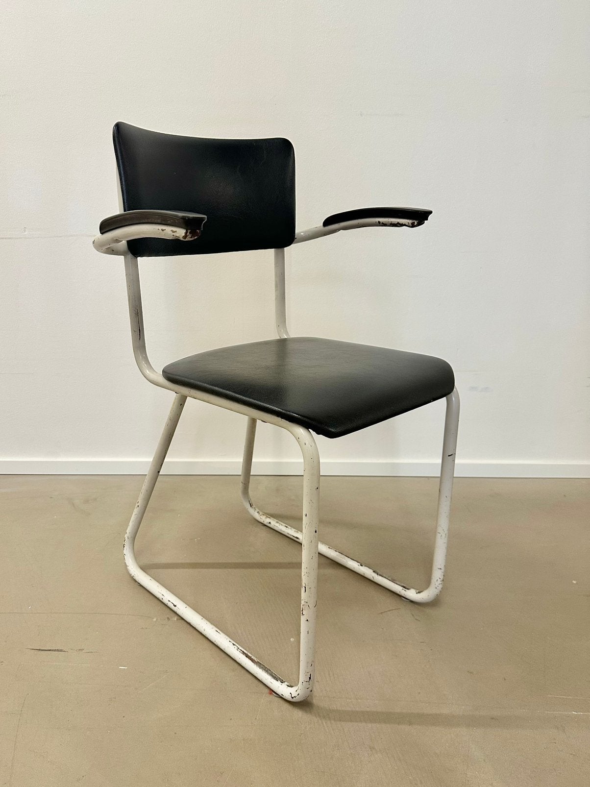 Vintage buisframe stoel Ahrend De Cirkel (of Gispen?), Huis en Inrichting, Stoelen, Ophalen, Gebruikt, Hout, Zwart