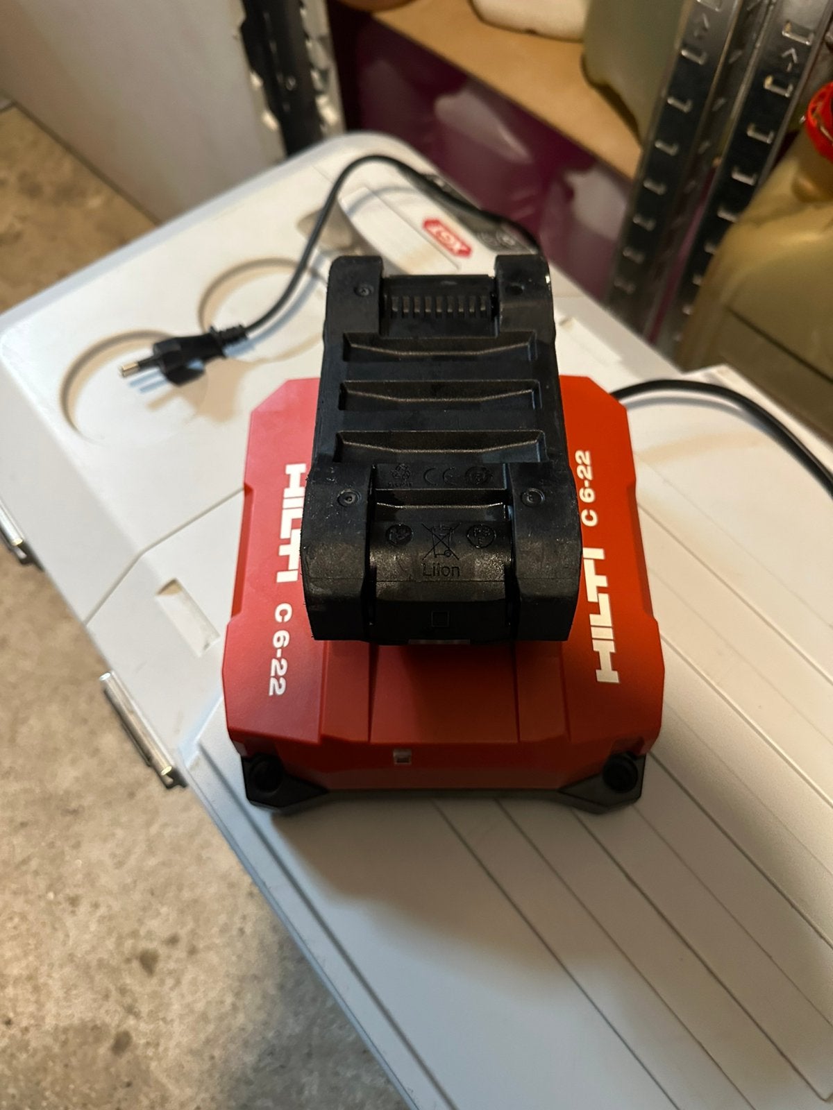 Hilti oplader en accu, Ophalen of Verzenden, Zo goed als nieuw