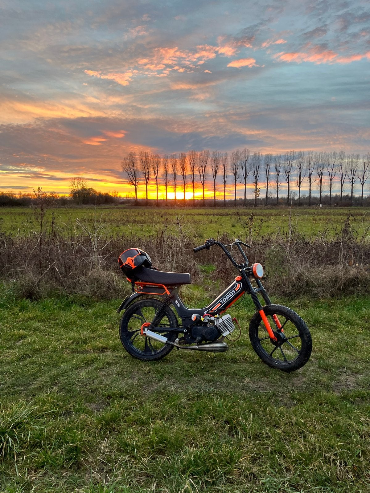Tomos a35 bromfiets - Oranje/Zwart + helm. kan ook ruilen, Fietsen en Brommers, Ophalen, Gebruikt, Overige modellen, Maximaal 45 km/u