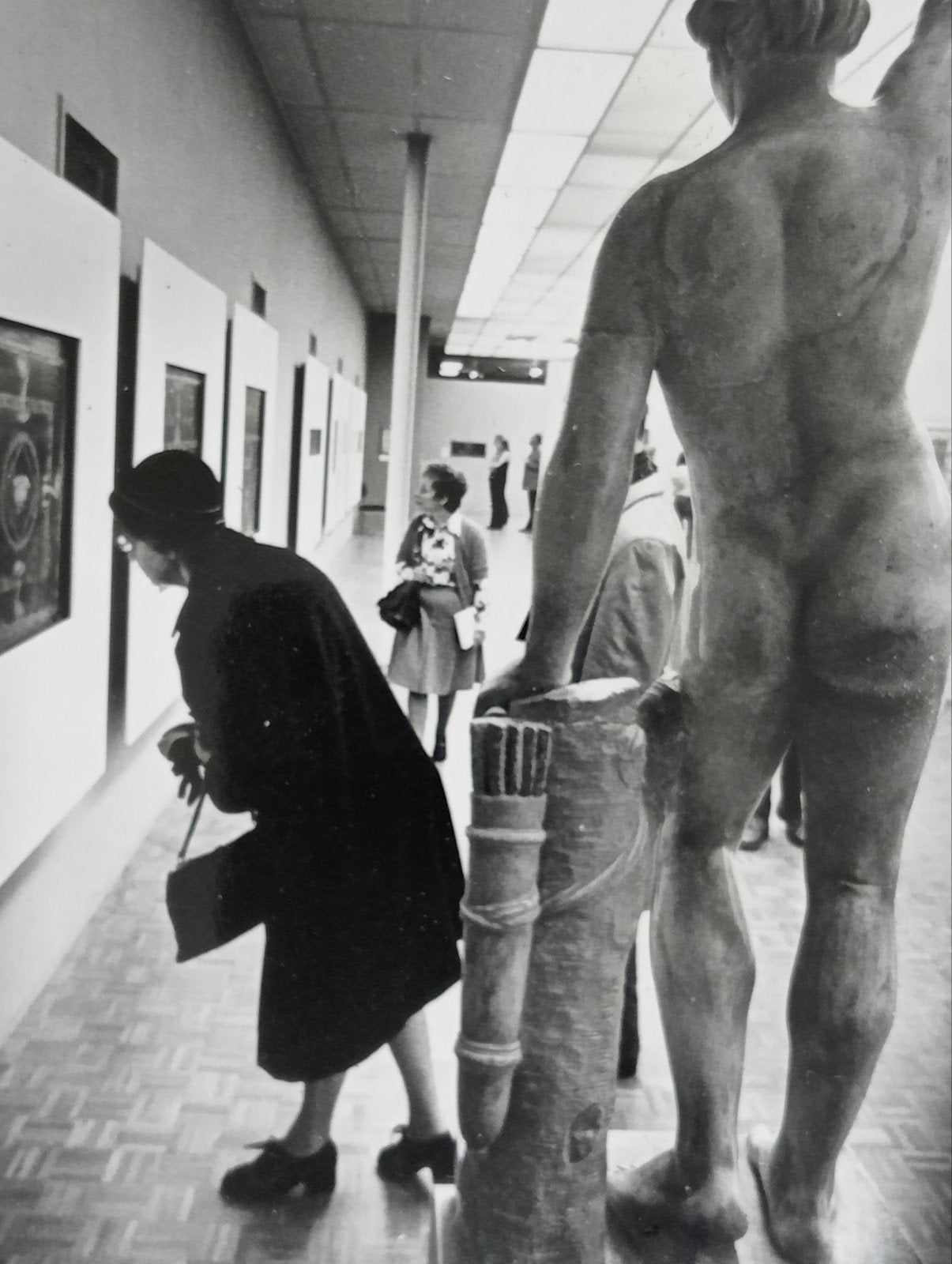 Daniel Koning 'Cheeky' foto Pompeii beeld naakt en vrouw., Verzamelen, Foto's en Prenten, Ophalen of Verzenden, Voor 1940, Gebruikt