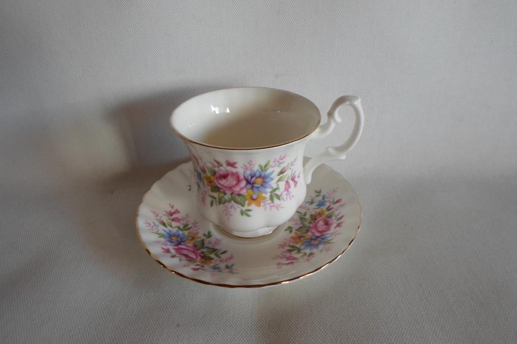 Royal Albert Bone China Kop & Schotel, Verzamelen, Porselein, Kristal en Bestek, Ophalen of Verzenden, Zo goed als nieuw, Porselein