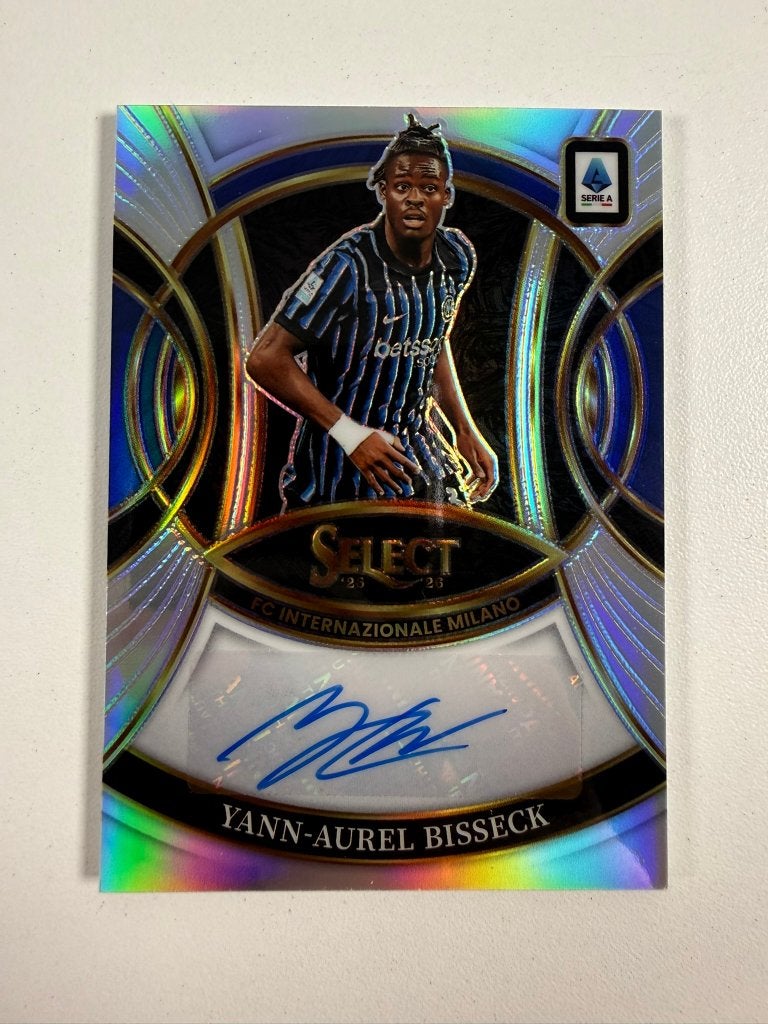 Yann-Aurel Bisseck AUTO Select Serie A 2025-26, Verzamelen, Sportartikelen en Voetbal, Ophalen of Verzenden, Nieuw, Buitenlandse clubs