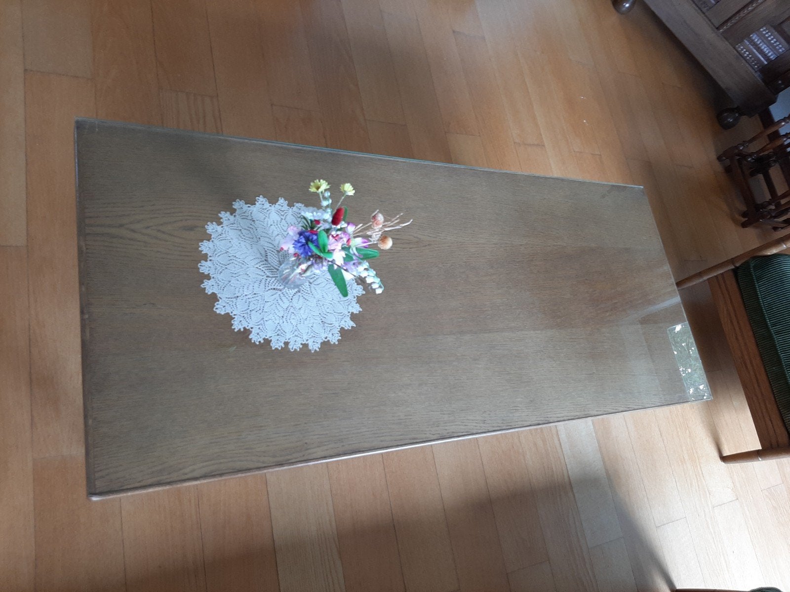 Houten salontafel met dikke glasplaat - 140x60x45 cm, Ophalen, Zo goed als nieuw, Rechthoekig, Overige houtsoorten