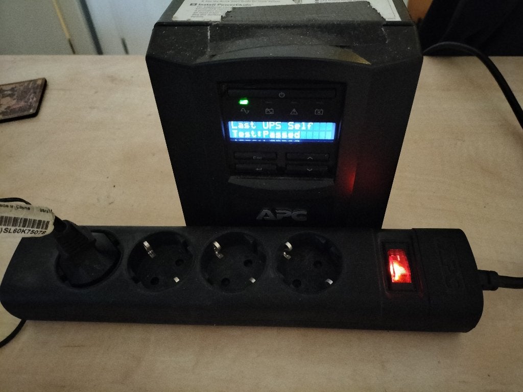 APC Smart-UPS 750VA LCD + Goede Accu + APC stekkerdoos, Computers en Software, Ophalen, Refurbished