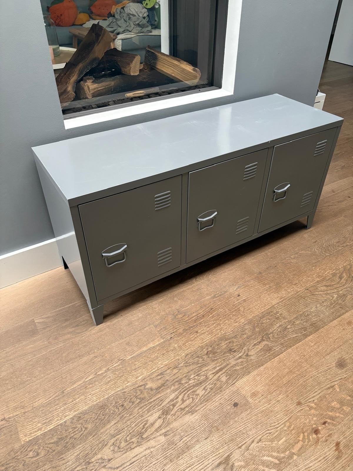 grijze metalen kast met drie deuren, Ophalen, 50 – 75, 50 tot 100 cm, Zo goed als nieuw