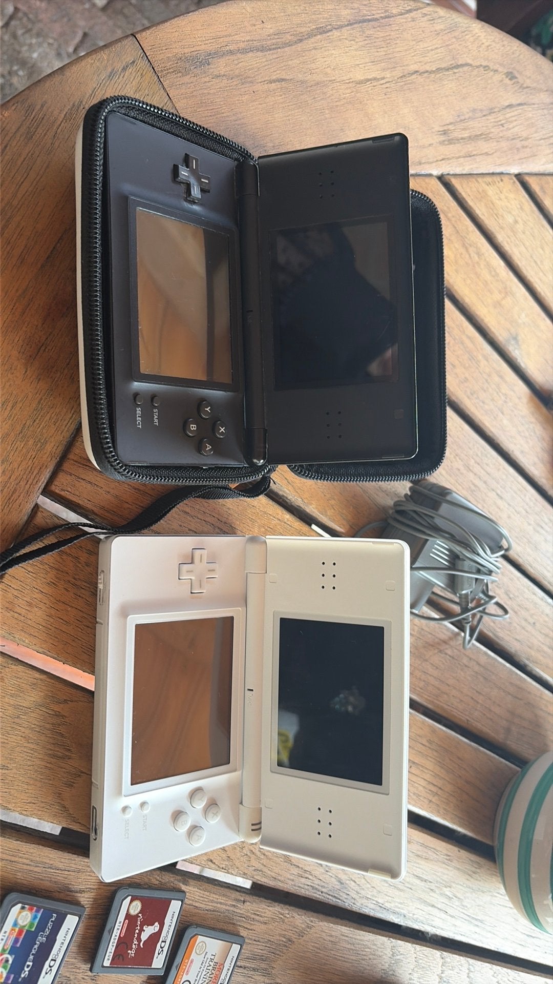 2x nintendo ds lite 1x zwart in etui 1x wit, Spelcomputers en Games, Ophalen of Verzenden, Zo goed als nieuw, DS Lite