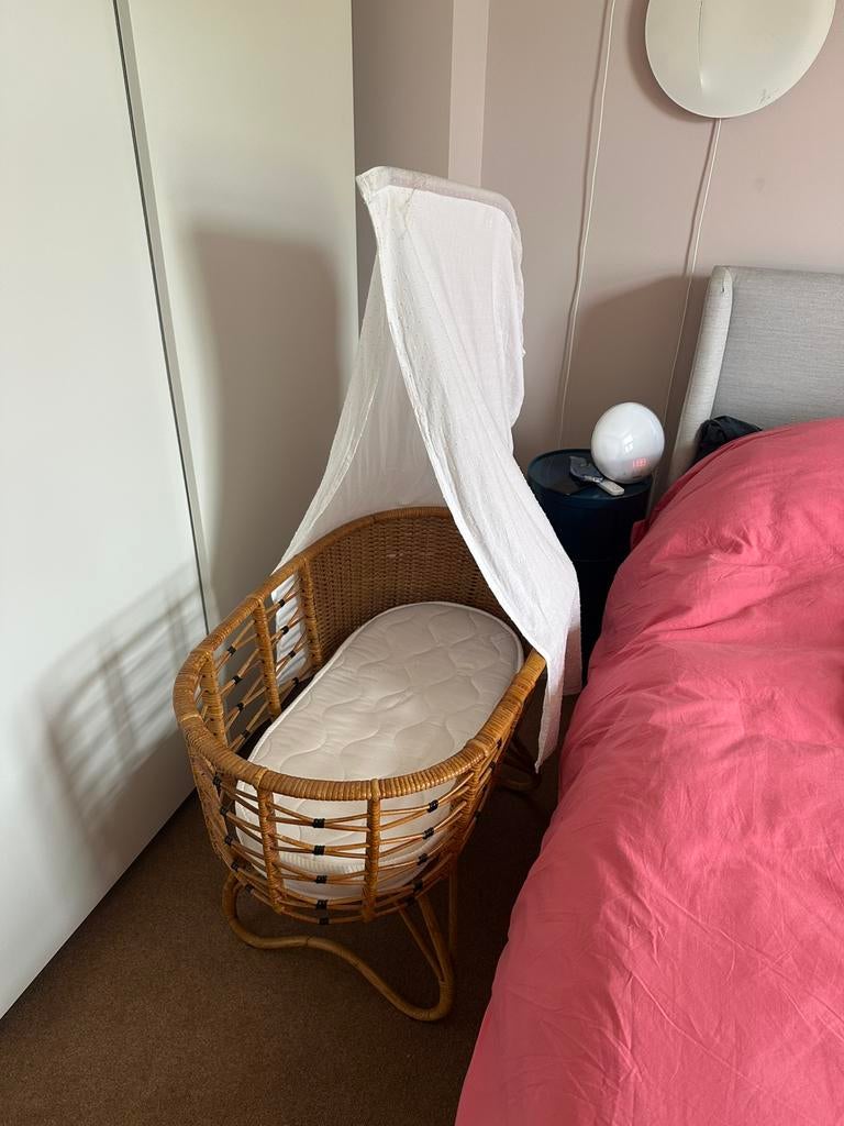 Vintage rotan baby wieg met hemelstok, Kinderen en Baby's, Ophalen, Gebruikt, Minder dan 140 cm, Matras