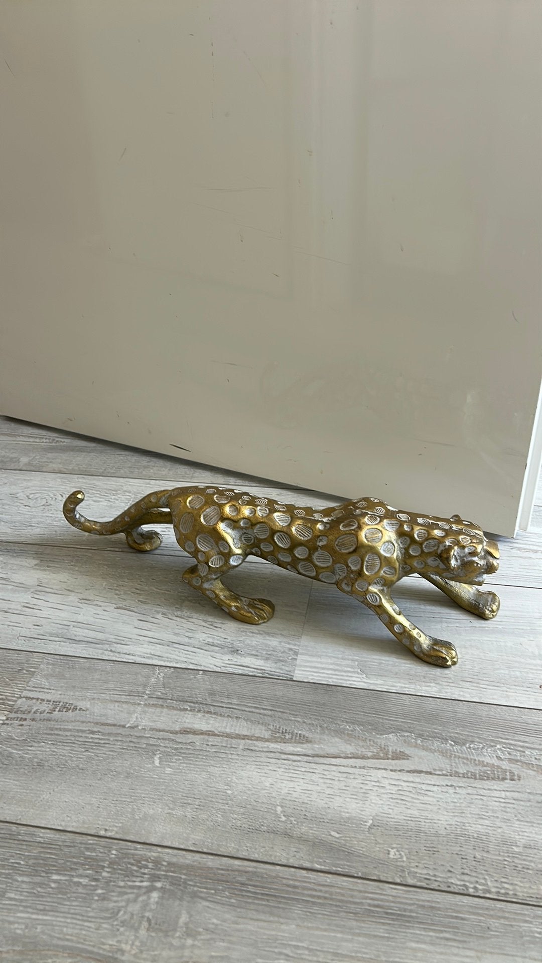 Decoratie gouden beeld panter, Ophalen