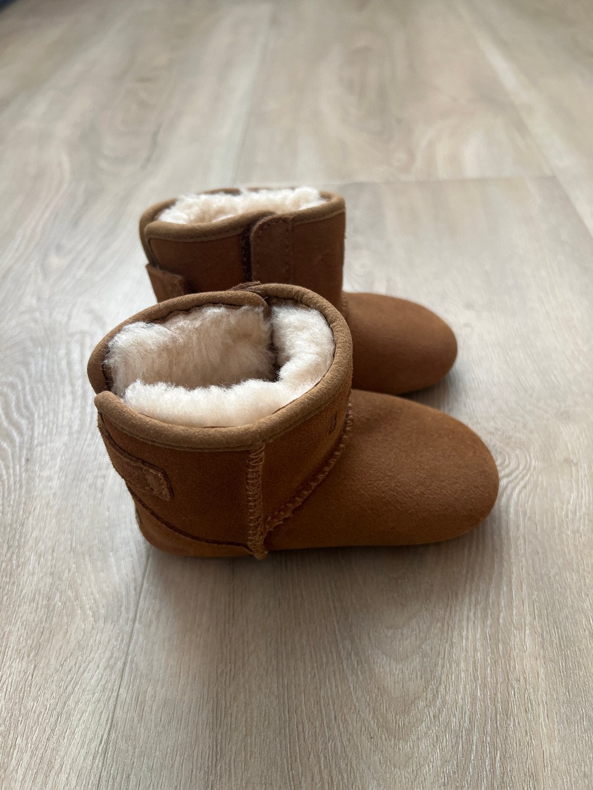 Nieuwe UGG baby slofjes maat 20.5 - ongedragen, Ophalen of Verzenden, Zo goed als nieuw, Jongetje of Meisje, Slofjes