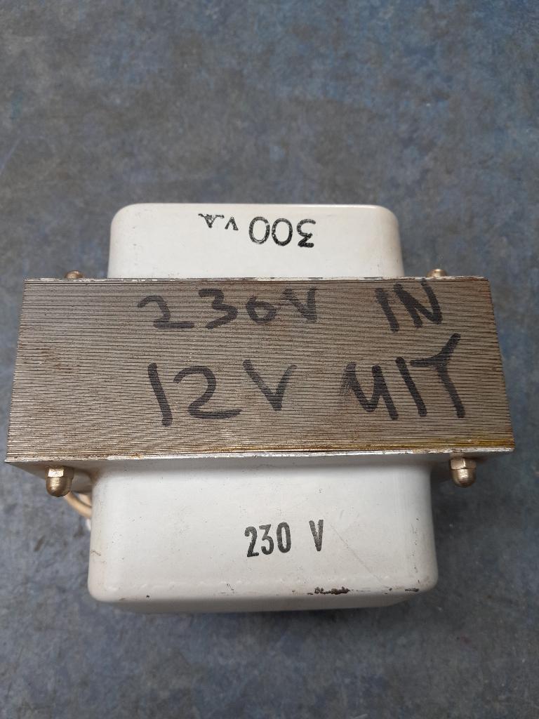 Trafo 230v in 12v uit 300VA  veiligheidstrafo, Ophalen of Verzenden, Zo goed als nieuw