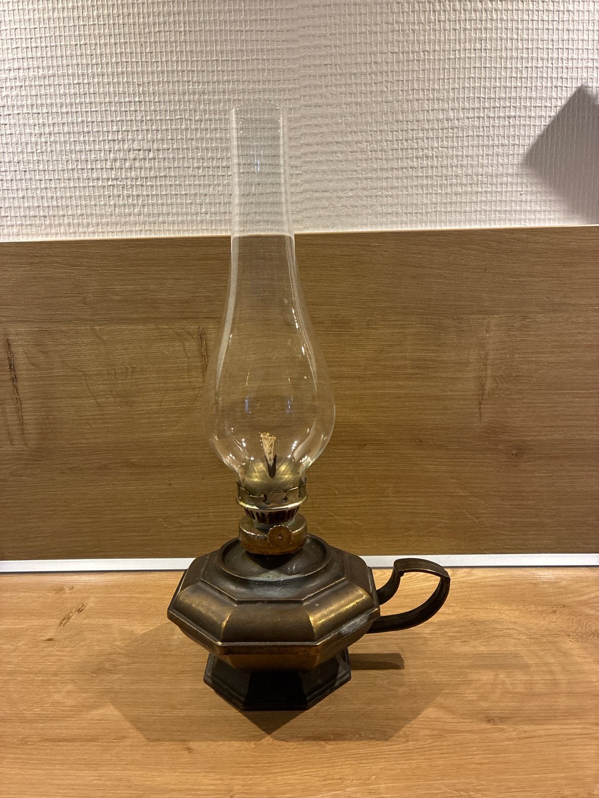 Antieke olielamp van messing met glazen kap, Antiek en Kunst, Antiek | Lampen, Ophalen of Verzenden
