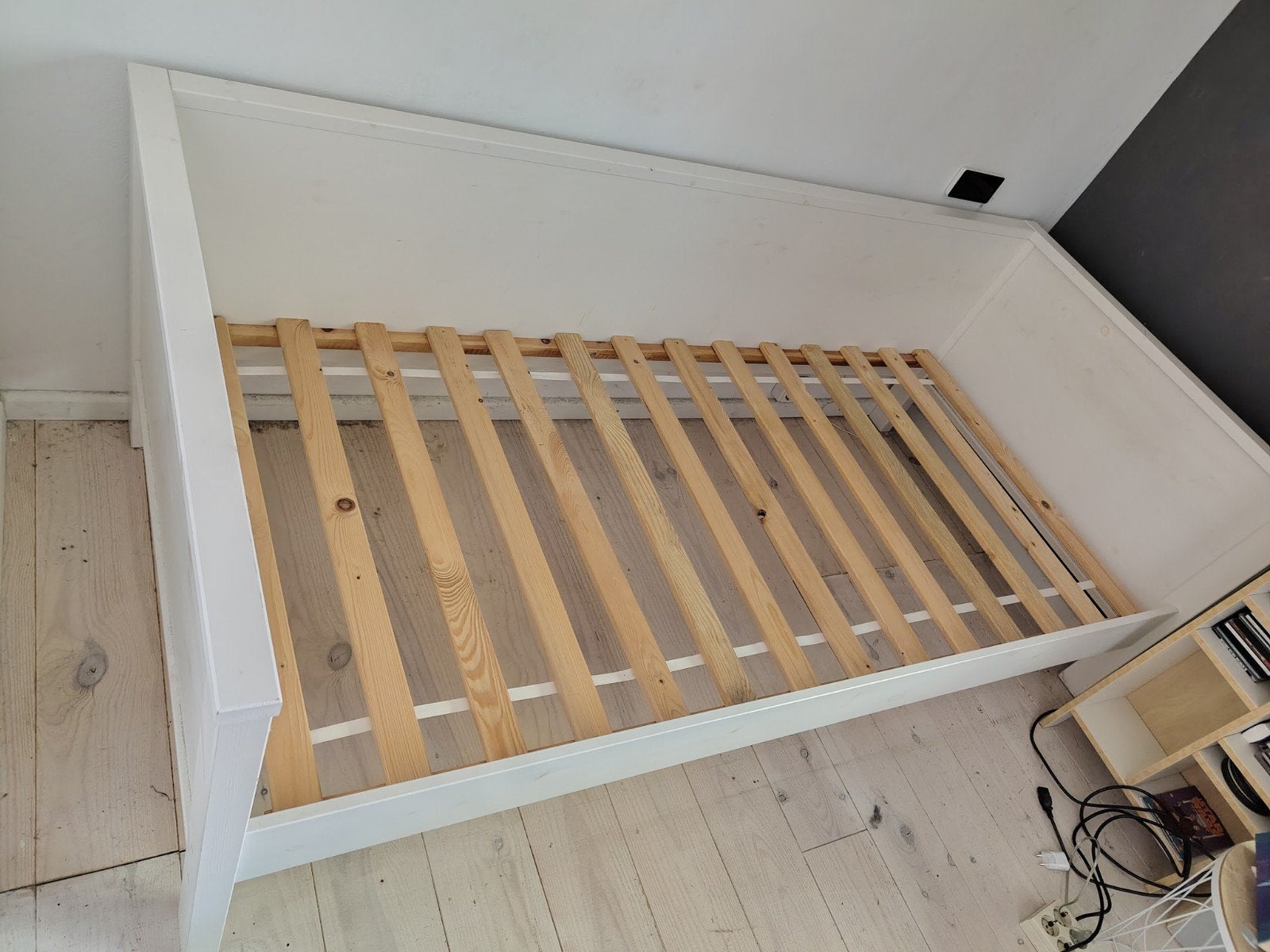 houten eenpersoons bed, wit, met lattenbodem 90cm., Ophalen, Gebruikt, 90 cm, Eenpersoons