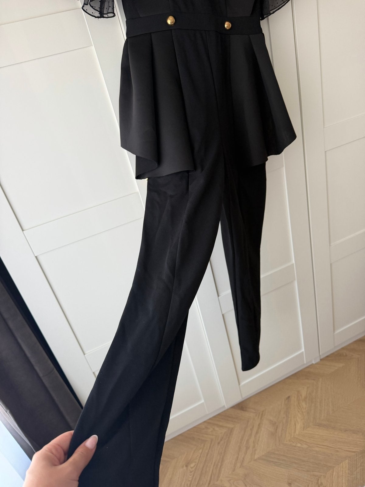 Zwarte jumpsuit met ruches en gouden knopen, Kleding | Dames, Ophalen of Verzenden, Nieuw, Maat 36 (S), Zwart