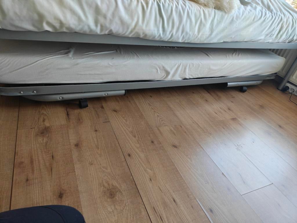 Eenpersoons onderbed met matras (bovenbed niet inbegrepen), Huis en Inrichting, Slaapkamer | Bedden, Ophalen