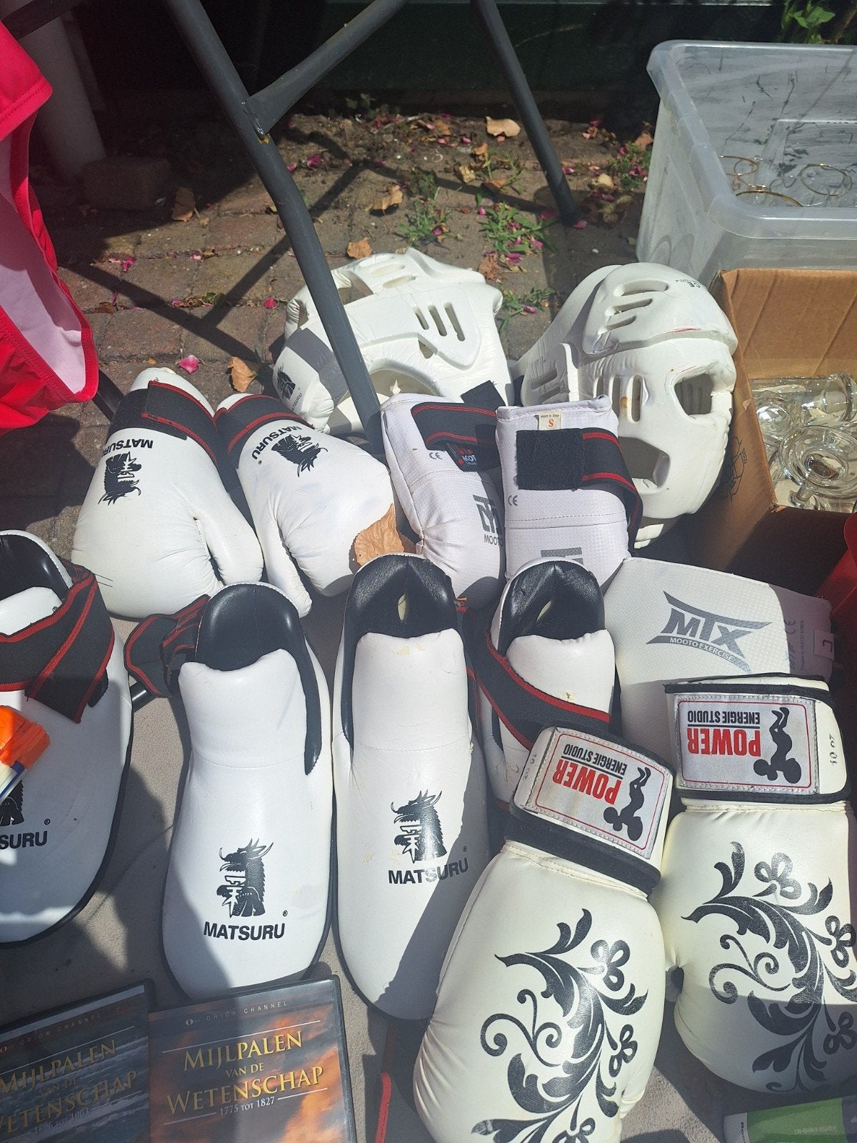 Boksspullen: 2 sets handschoenen, 1 set scheenbeschermers, Sport en Fitness, Ophalen, Gebruikt, Bokshandschoenen
