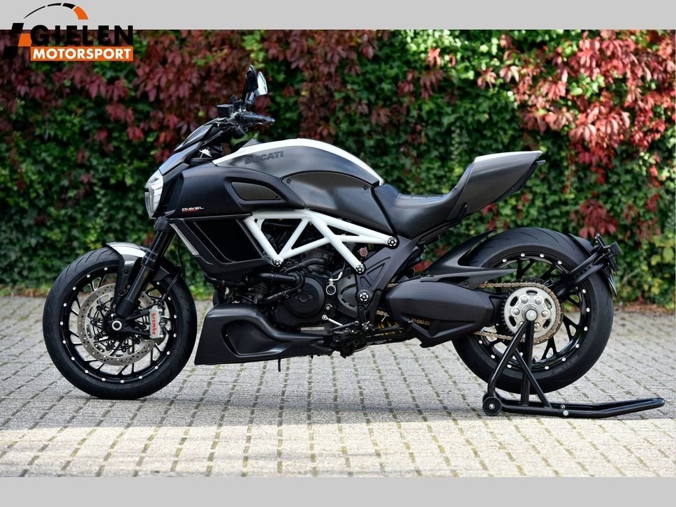 Ducati Diavel Special 2016, Motoren, Motoren | Ducati, 2 cilinders, 390, rue d' Estienne d'Orves 92701 COLOMBES CEDEX, FR, 1198 cc