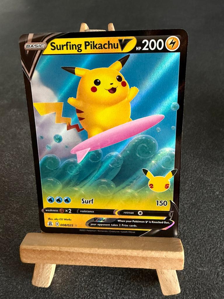 Surfing Pikachu V 008/025 Pokémon Celebrations, Ophalen of Verzenden, Zo goed als nieuw