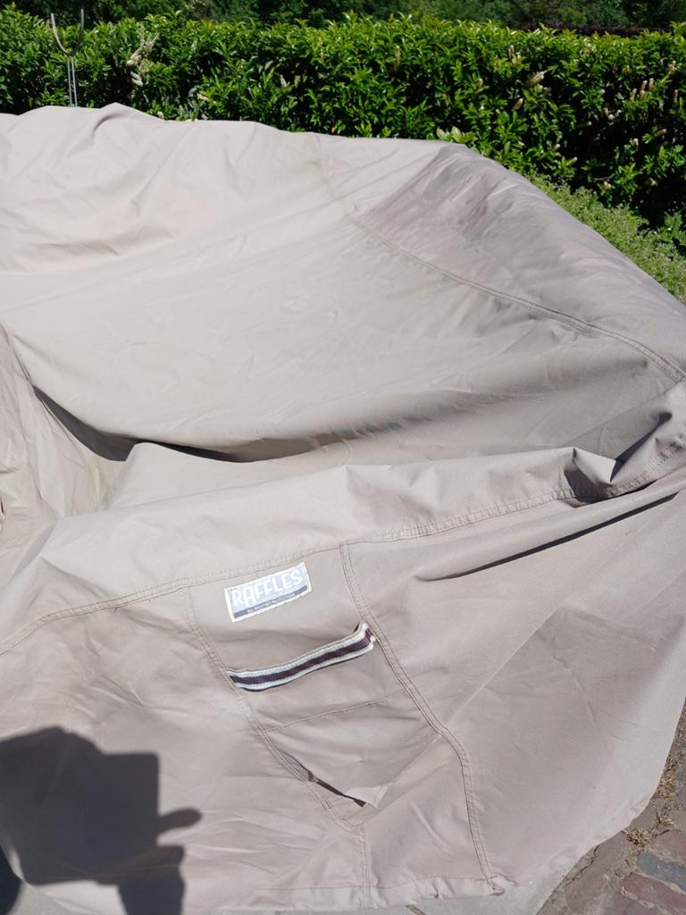 Sterke hoes voor tuinset.Heeft 100.00 euro gekost.Moet wegen, Ophalen of Verzenden, Zo goed als nieuw