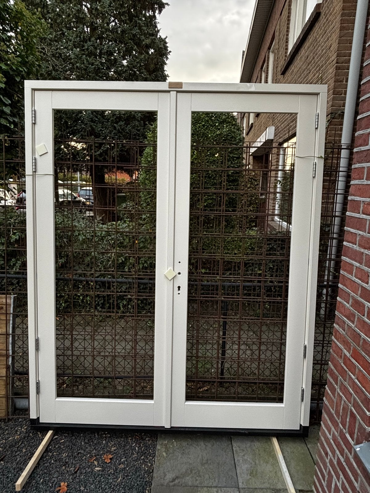 Nieuw houten kozijn met dubbele openslaande deuren 188 x 229, Ophalen, Nieuw, Buitendeur, Hout