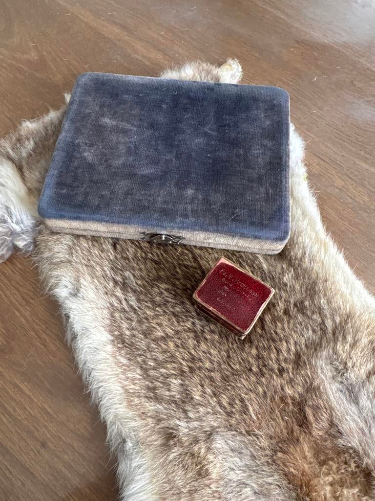Vintage fluwelen doosje met klein rood doosje, Antiek en Kunst, Ophalen of Verzenden