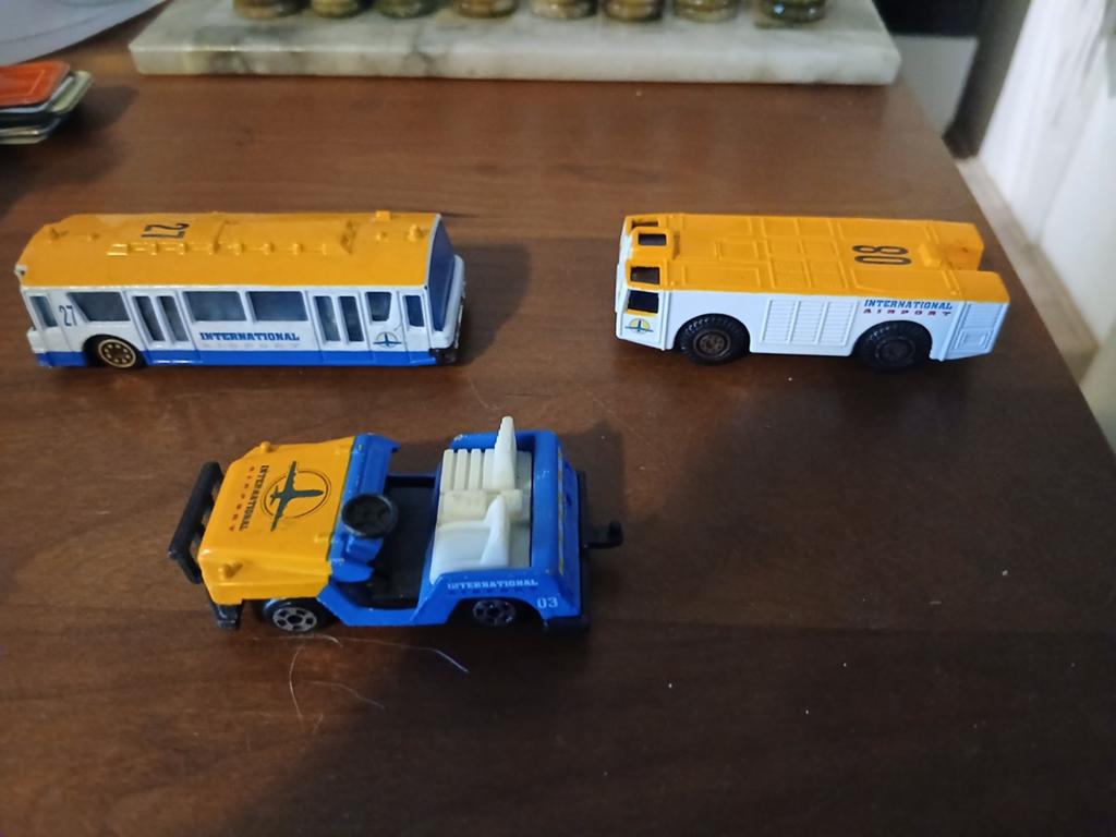Matchbox International Airport Voertuigen Set (3 stuks), Ophalen of Verzenden, Gebruikt