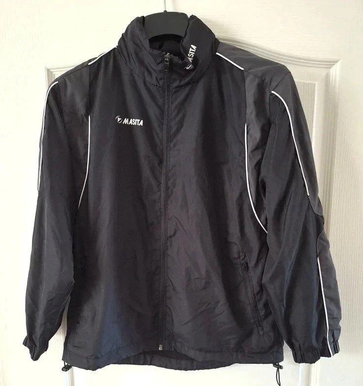 Masita trainingsjas windjack zwart maat 164 sport voetbal, Jongen of Meisje, Sport- of Zwemkleding, Ophalen of Verzenden, Zo goed als nieuw