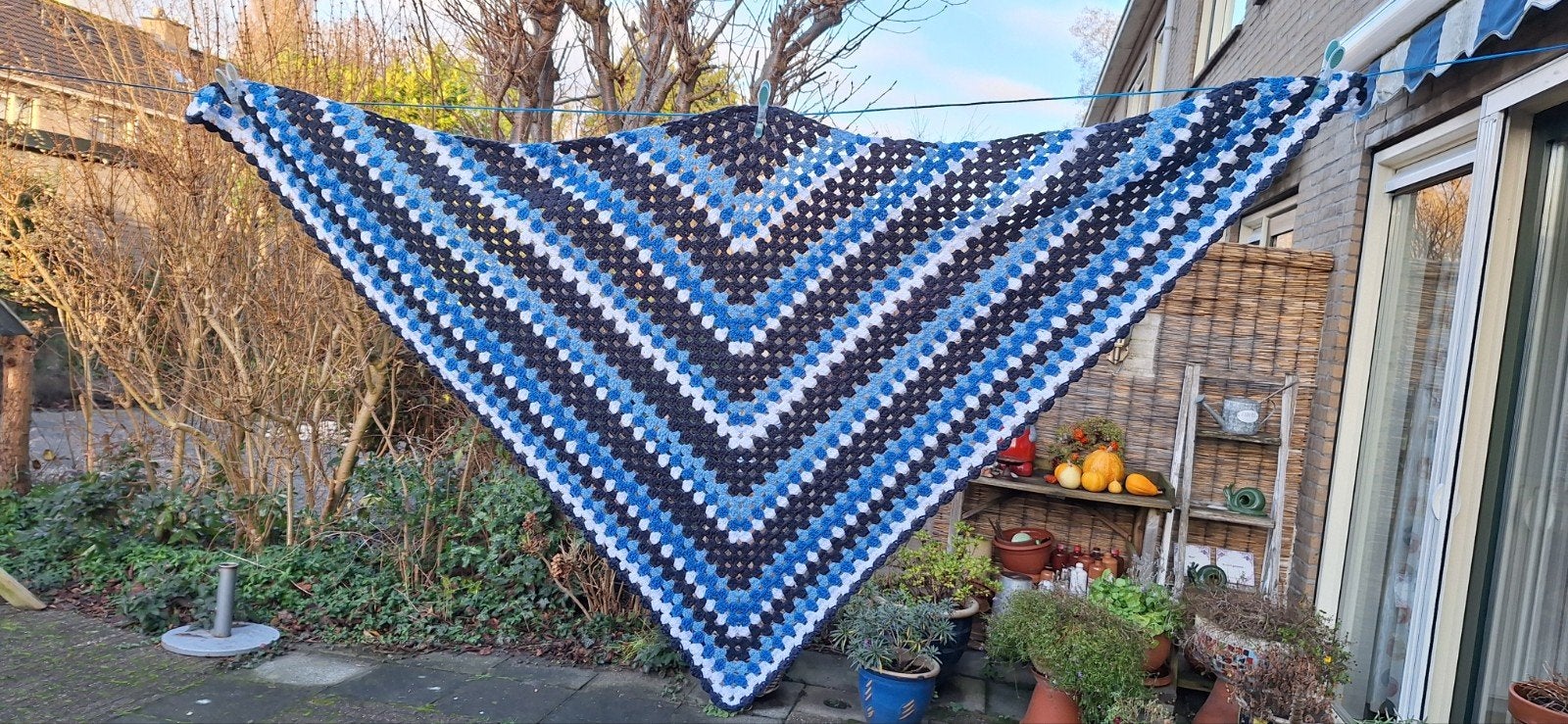 Gehaakte omslagdoek, blauwtinten/ wit., Ophalen of Verzenden, Nieuw, Haken, Overige typen