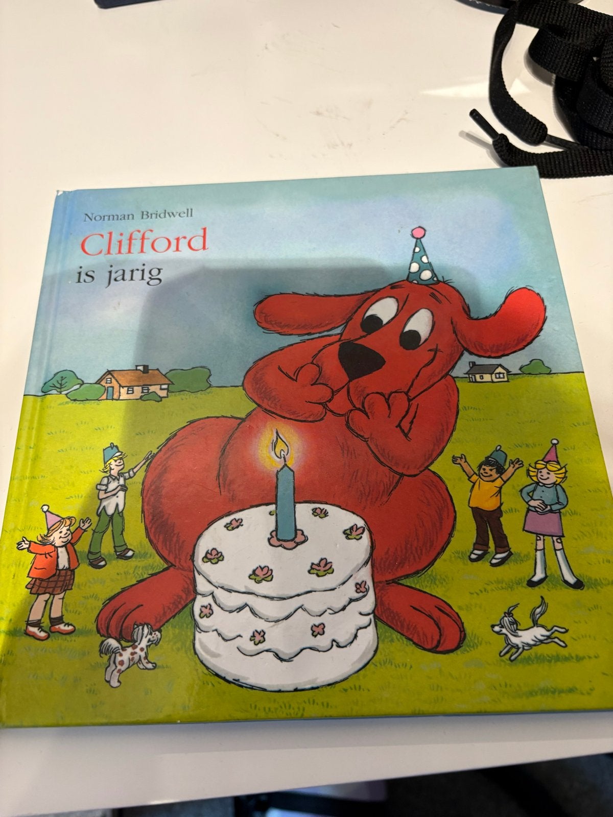 Clifford is jarig - Kinderboek van Norman Bridwell, Ophalen of Verzenden, Gelezen, Fictie algemeen
