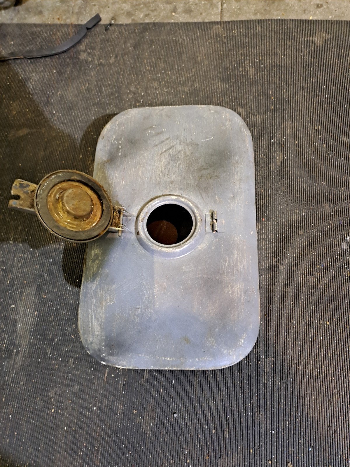 Vroege Vespa Faro Basso benzinetank in goede staat, Ophalen, Benzine