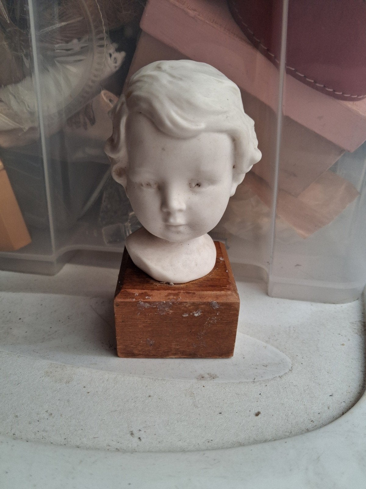 Goebel hoofdje op houten sokkel, Ophalen of Verzenden