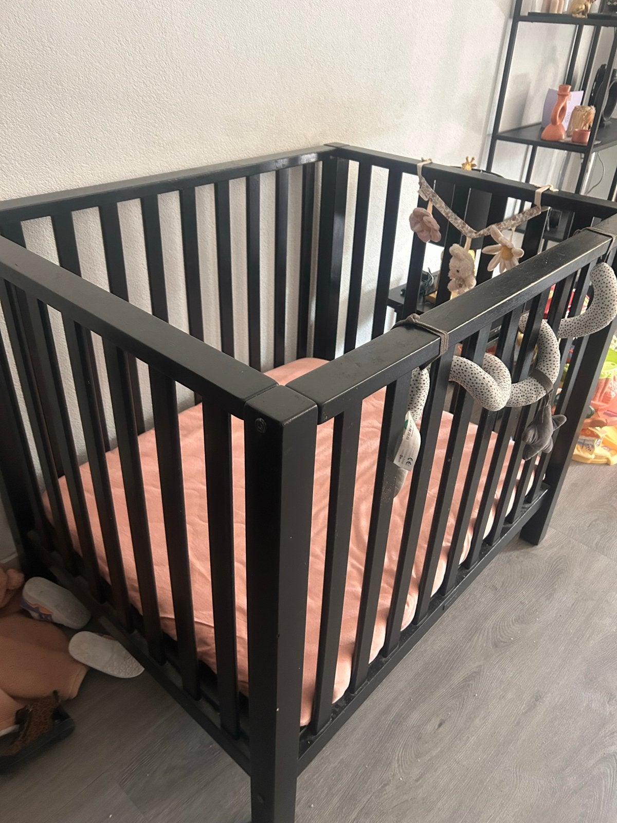 Zwarte baby box - vierkant en verstelbaar, Kinderen en Baby's, Boxen, Ophalen of Verzenden, Gebruikt, Vierkant, In hoogte verstelbaar
