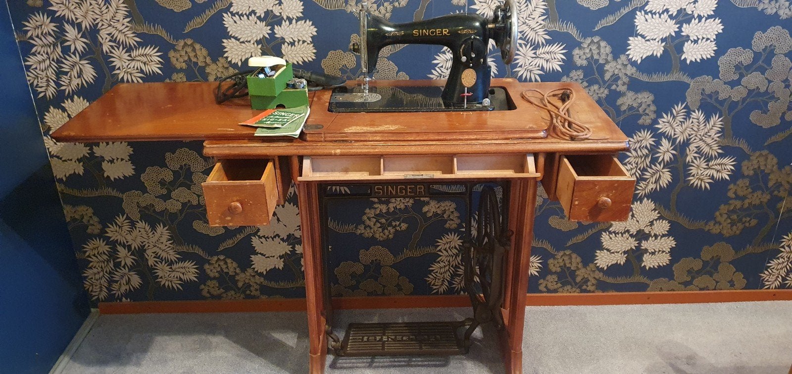 Vintage Singer Naaimachine 15K88 met Meubel en Accessoires, Ophalen