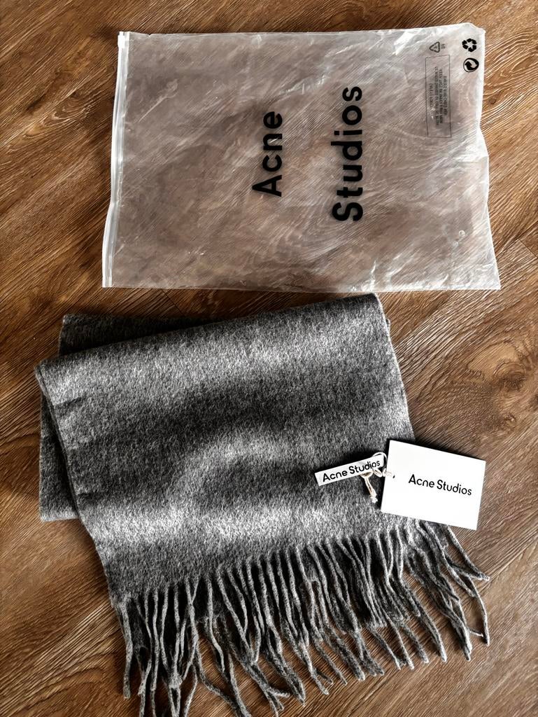 Acne Studios wollen sjaal grijs - nooit gedragen, Kleding | Dames, Mutsen, Sjaals en Handschoenen, Nieuw, Sjaal, Ophalen of Verzenden