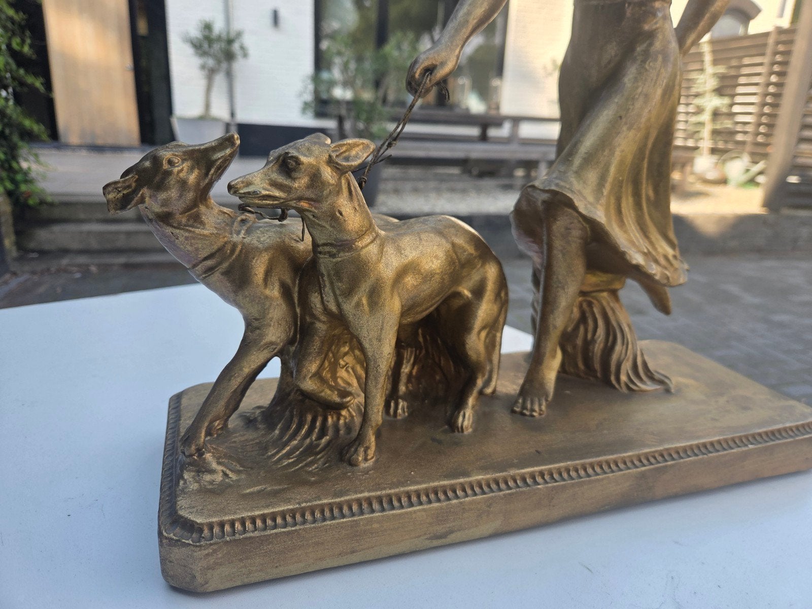 Art Deco beeld vrouw met windhonden, gesigneerd Giunta, Antiek en Kunst, Ophalen, Art deco, 20 - 50 cm, Beeld