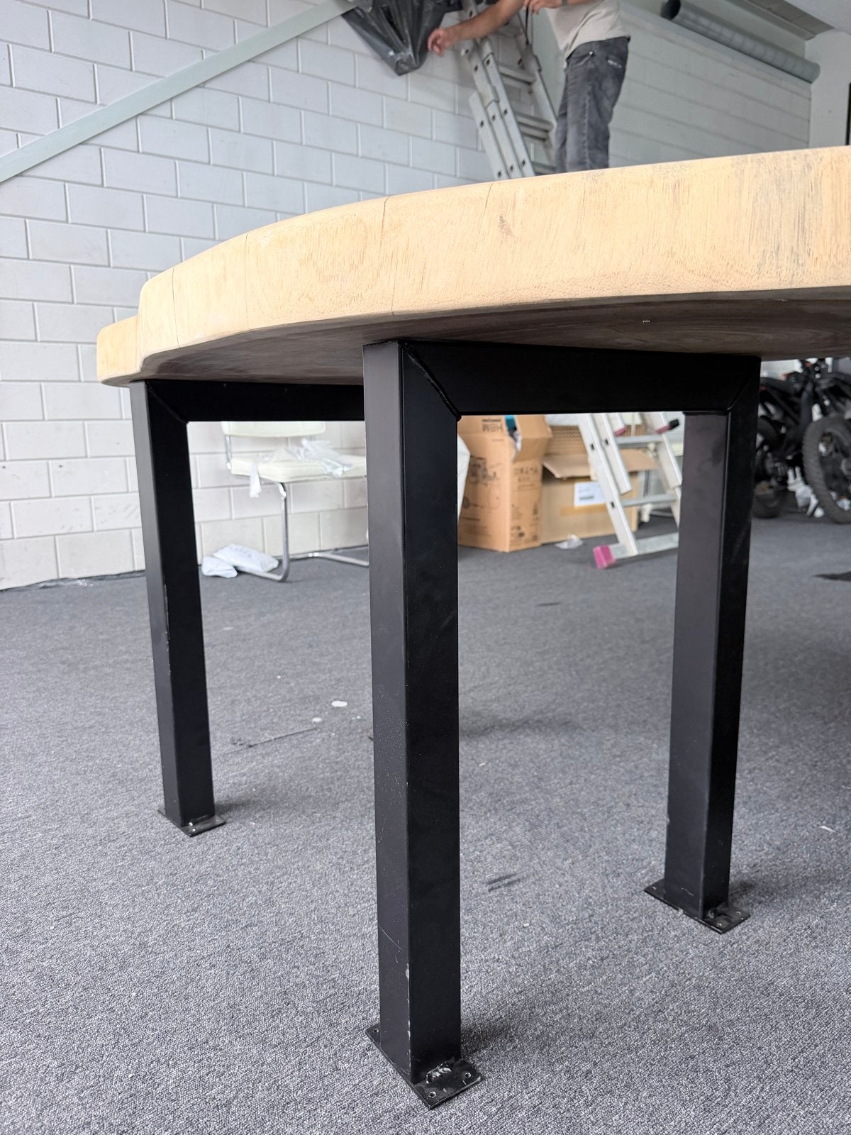 Massief houten boomstamtafel met zwart stalen onderstel, 100 tot 150 cm, Nieuw, Overige vormen, Vier personen