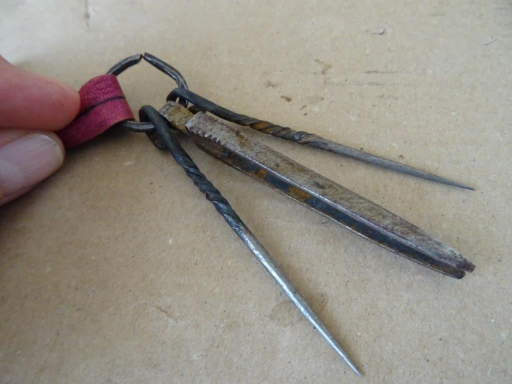 Curiosa inheems gereedschap setje met pincet Mali volkskunst, Ophalen of Verzenden