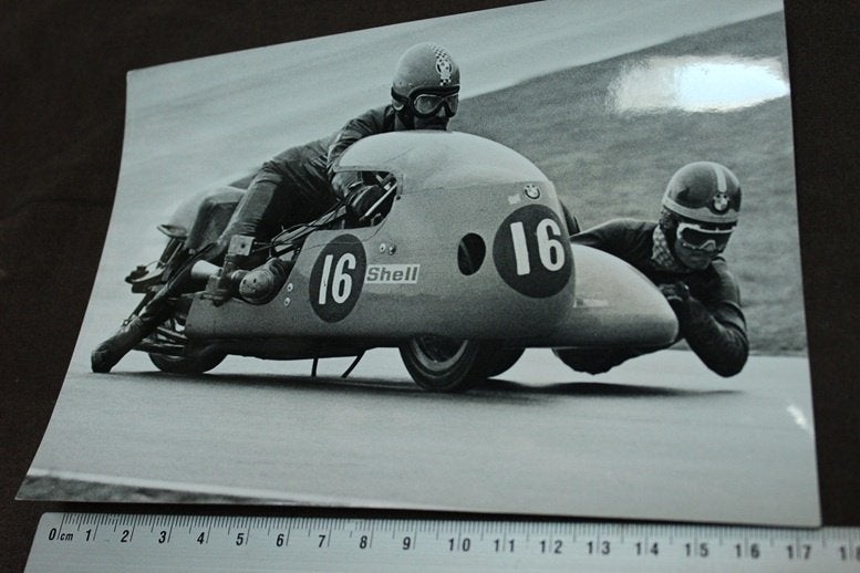 Foto BMW zijspan racer Altenbergen Schillinger ?? 1969 ?, Ophalen of Verzenden, Gelezen