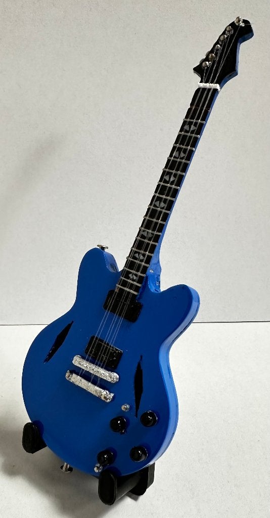 Dave Grohl Nirvana miniatuur gitaar 15cm mini guitar deco, Info@deconoord.nl, Nieuw, Ophalen of Verzenden, Foto of Kaart