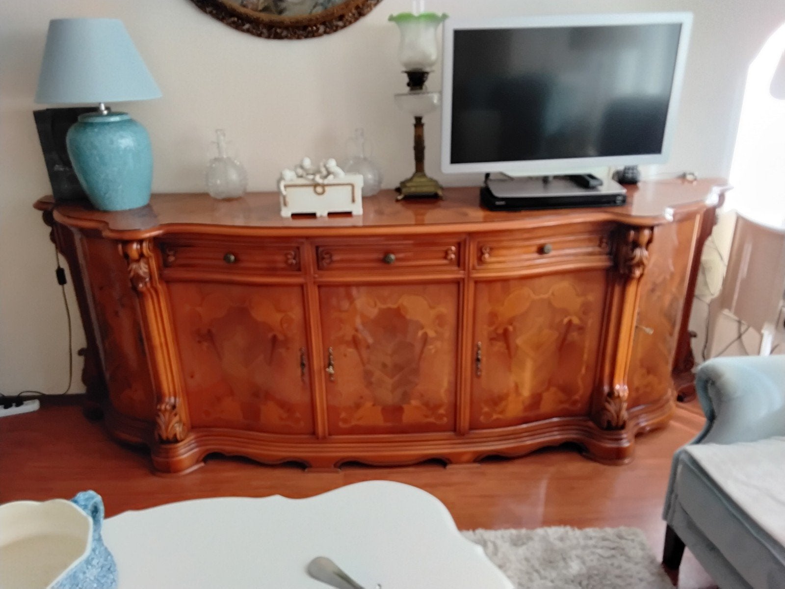 te koop gevraagd groot dressoir met wit marmer blad, Ophalen, 25 tot 50 cm